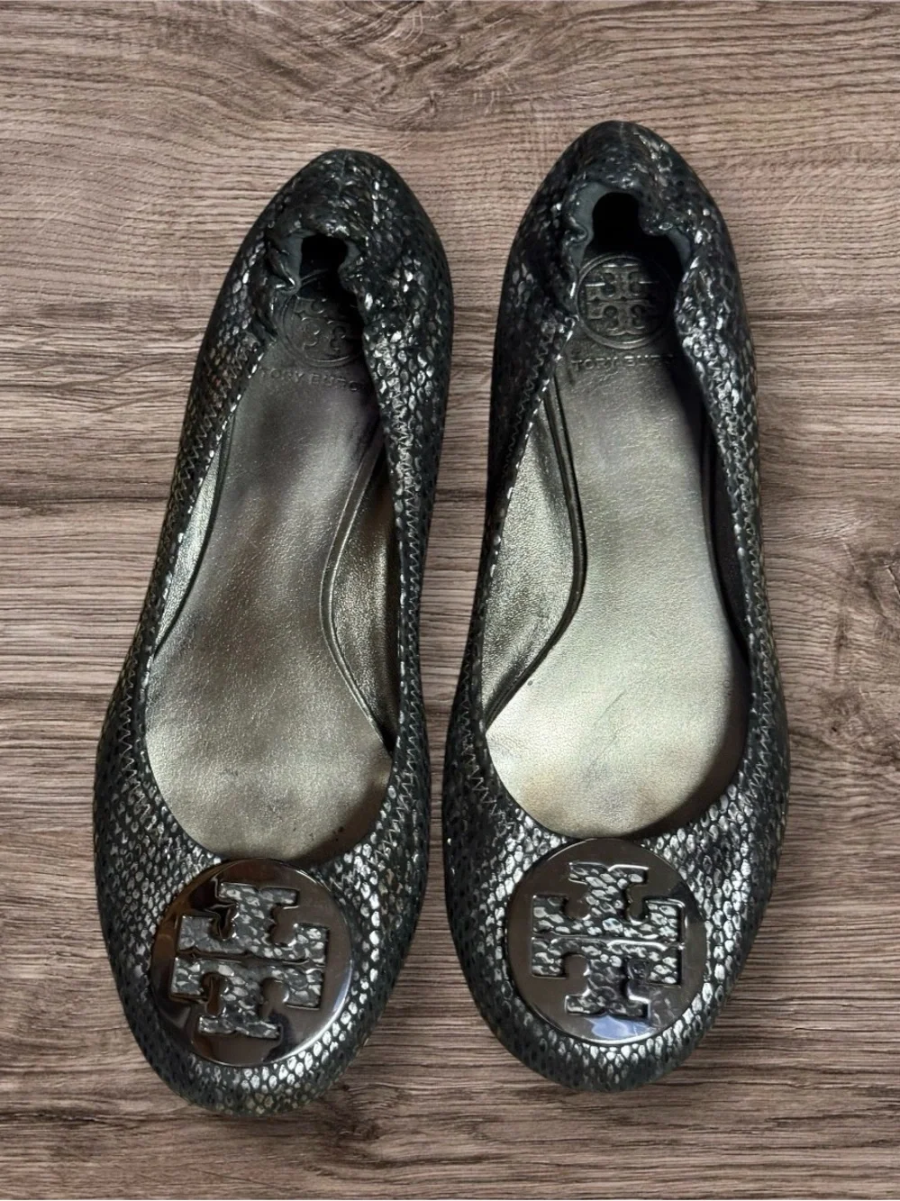 TORY BURCH REVA CLASSIC RARE SILVER SNAKE LOGO BALLET FLATS US 9